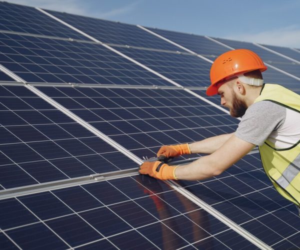 Operaio effettua lavori di manutenzione di un impianto fotovoltaico