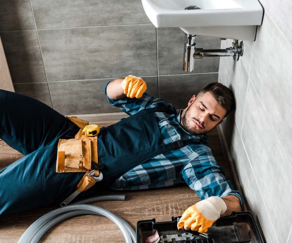 Idraulico effettua lavori di manutenzione di un lavandino